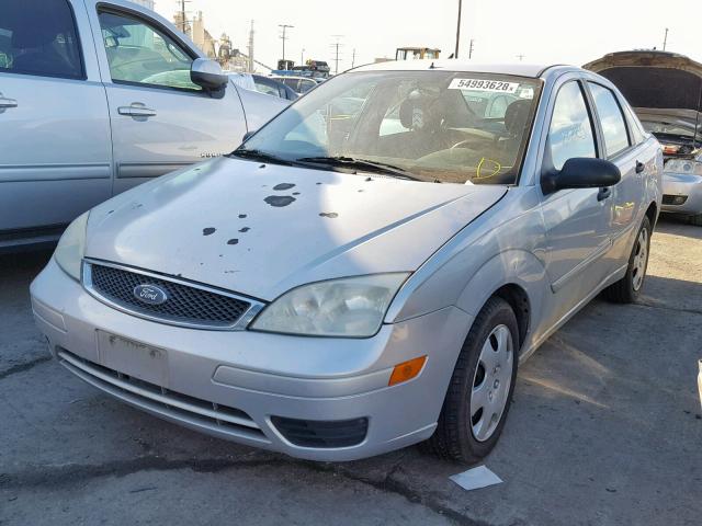 1FAFP34N15W239712 - 2005 FORD FOCUS ZX4 GRAY photo 2