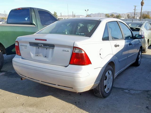 1FAFP34N15W239712 - 2005 FORD FOCUS ZX4 GRAY photo 4