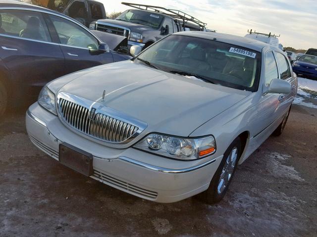 1LNHM83V96Y621367 - 2006 LINCOLN TOWN CAR D CREAM photo 2