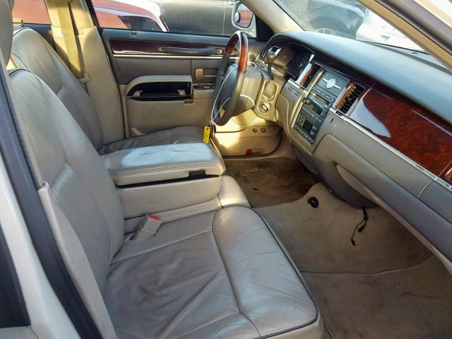 1LNHM83V96Y621367 - 2006 LINCOLN TOWN CAR D CREAM photo 5