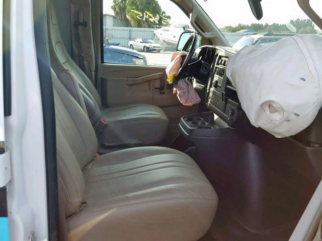 1GCWGAFF4G1175184 - 2016 CHEVROLET EXPRESS G2 WHITE photo 5