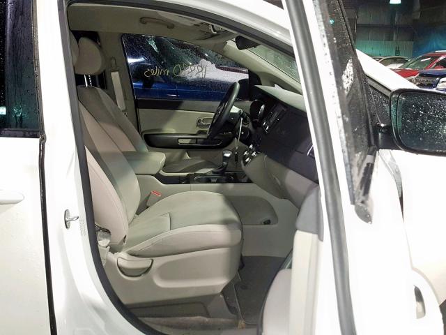 KNDMA5C10H6283508 - 2017 KIA SEDONA L WHITE photo 5