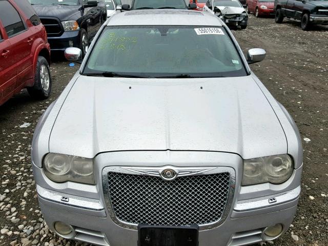 2C3JA63H95H626241 - 2005 CHRYSLER 300C SILVER photo 9