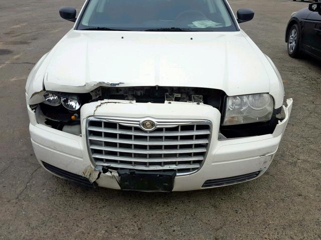 2C3KA43R58H222049 - 2008 CHRYSLER 300 LX WHITE photo 9