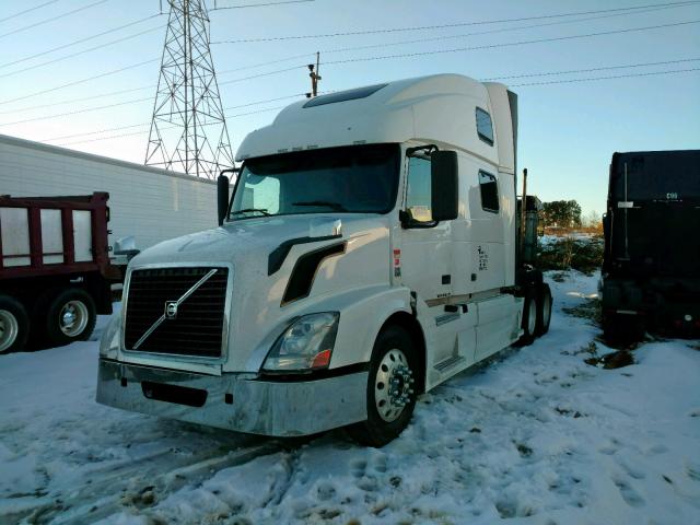 4V4NC9EJ4BN532607 - 2011 VOLVO VN VNL WHITE photo 2