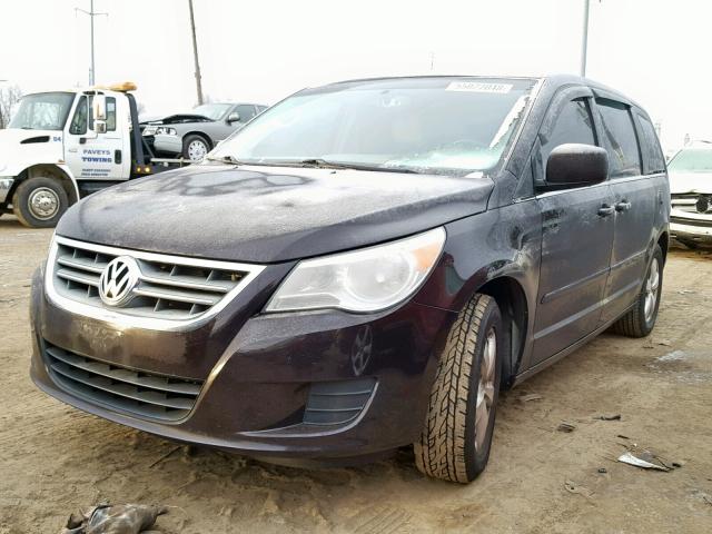 2V4RW3D13AR242546 - 2010 VOLKSWAGEN ROUTAN SE BROWN photo 2