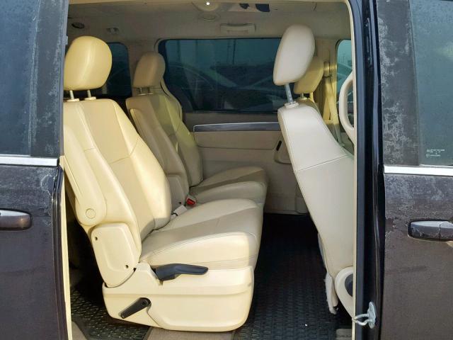 2V4RW3D13AR242546 - 2010 VOLKSWAGEN ROUTAN SE BROWN photo 6