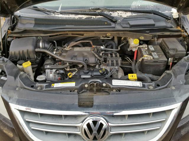 2V4RW3D13AR242546 - 2010 VOLKSWAGEN ROUTAN SE BROWN photo 7