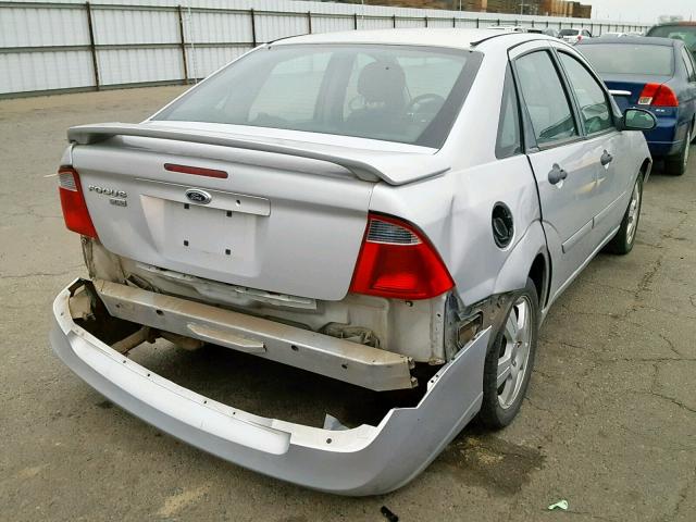 1FAFP34N47W305642 - 2007 FORD FOCUS ZX4 SILVER photo 4