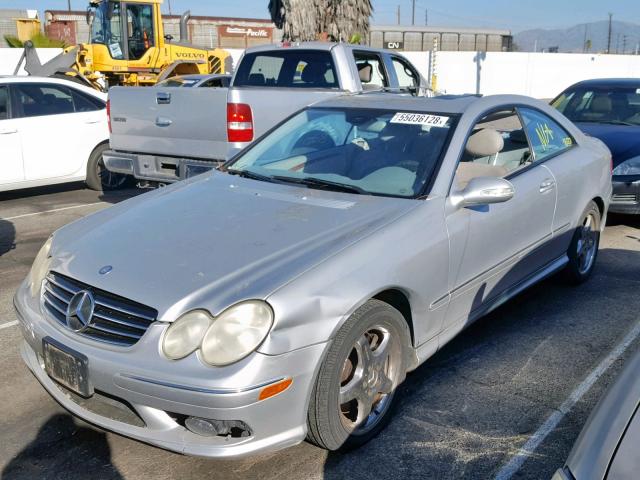 WDBTJ75J84F092352 - 2004 MERCEDES-BENZ CLK 500 SILVER photo 2