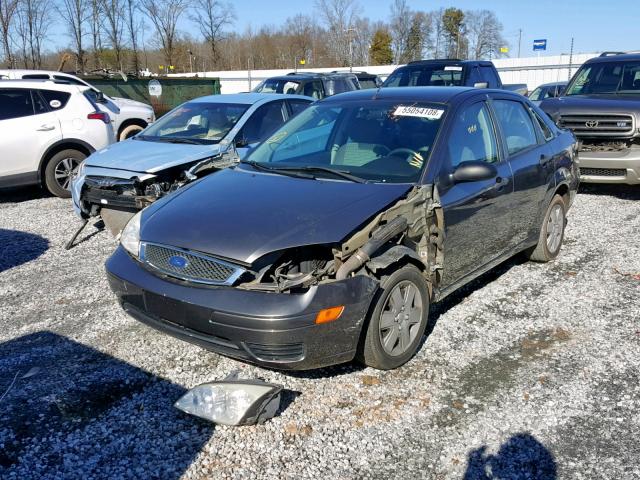 1FAHP34N27W226124 - 2007 FORD FOCUS ZX4 GRAY photo 2