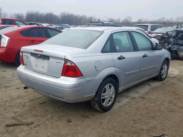 1FAFP34N76W135582 - 2006 FORD FOCUS ZX4 SILVER photo 4