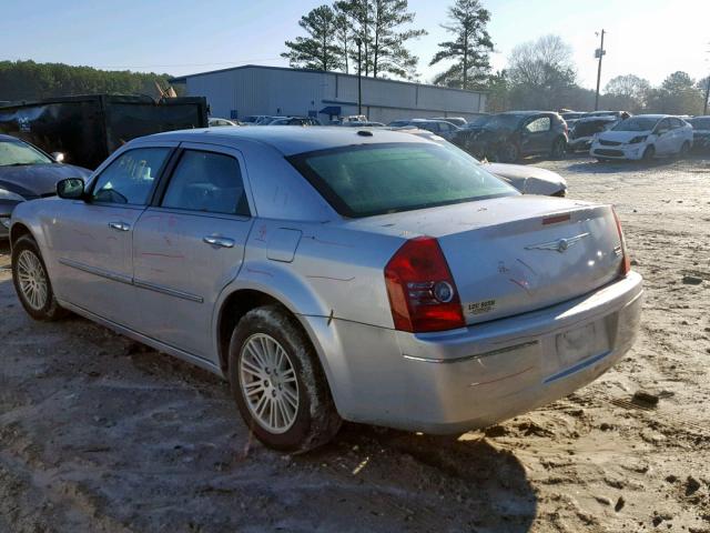 2C3CA5CV2AH327192 - 2010 CHRYSLER 300 TOURIN SILVER photo 3