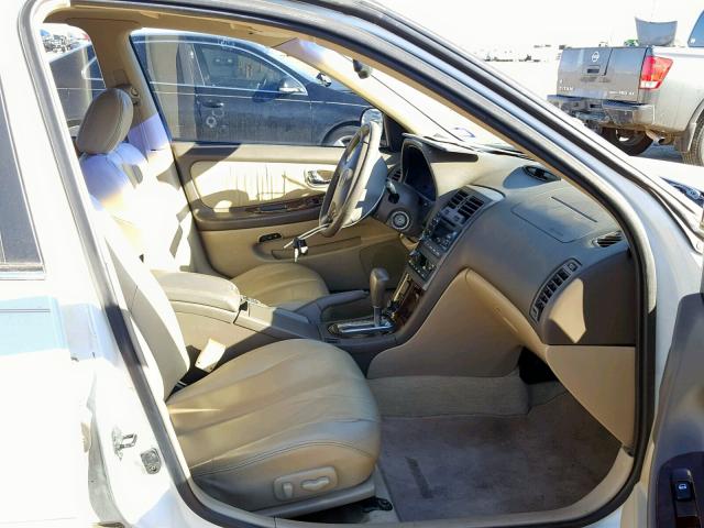 JN1CA31A51T104490 - 2001 NISSAN MAXIMA GXE WHITE photo 5