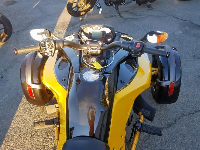 2BXRDDD26JV000257 - 2018 CAN-AM SPYDER ROA YELLOW photo 5