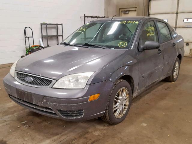 1FAFP34N75W224938 - 2005 FORD FOCUS ZX4 GRAY photo 2