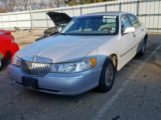 1LNHM83W61Y718947 - 2001 LINCOLN TOWN CAR C GRAY photo 2