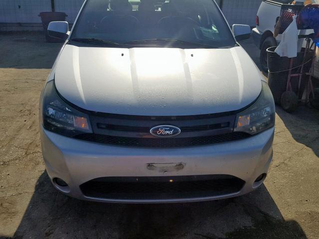 1FAHP3GN8BW113959 - 2011 FORD FOCUS SES GRAY photo 9