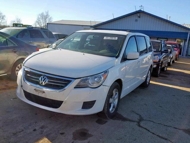 2V4RW3DG3BR738890 - 2011 VOLKSWAGEN ROUTAN SE WHITE photo 2