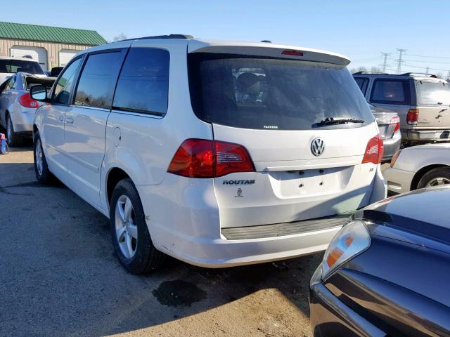 2V4RW3DG3BR738890 - 2011 VOLKSWAGEN ROUTAN SE WHITE photo 3