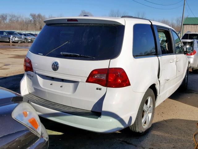 2V4RW3DG3BR738890 - 2011 VOLKSWAGEN ROUTAN SE WHITE photo 4