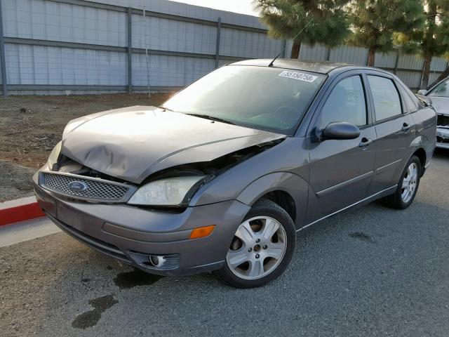 1FAFP38Z35W264821 - 2005 FORD FOCUS ZX4 GRAY photo 2