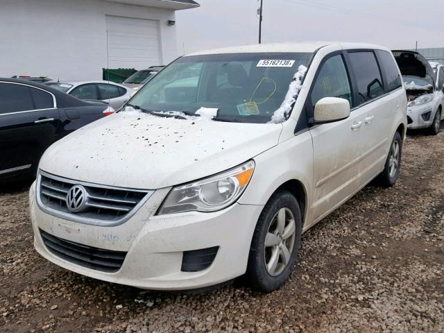 2V4RW3D18AR167164 - 2010 VOLKSWAGEN ROUTAN SE WHITE photo 2