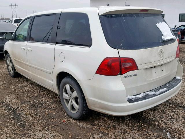 2V4RW3D18AR167164 - 2010 VOLKSWAGEN ROUTAN SE WHITE photo 3