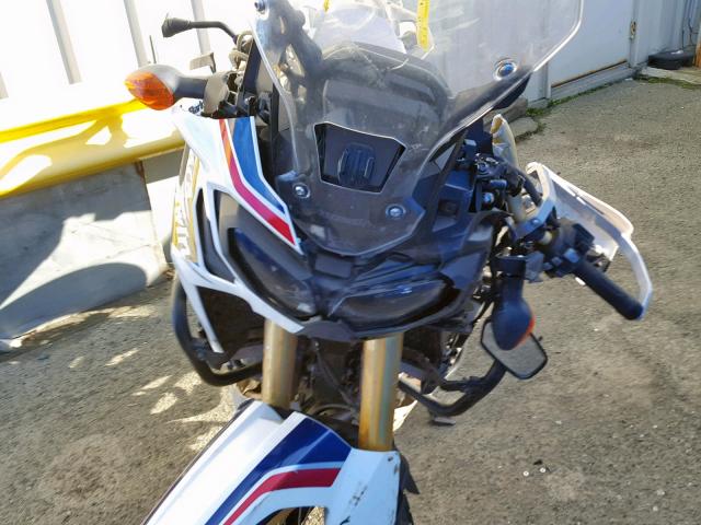 JH2SD04G3HK000571 - 2017 HONDA CRF1000 WHITE photo 9