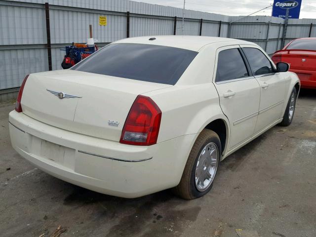 2C3KA53GX7H835657 - 2007 CHRYSLER 300 TOURIN WHITE photo 4