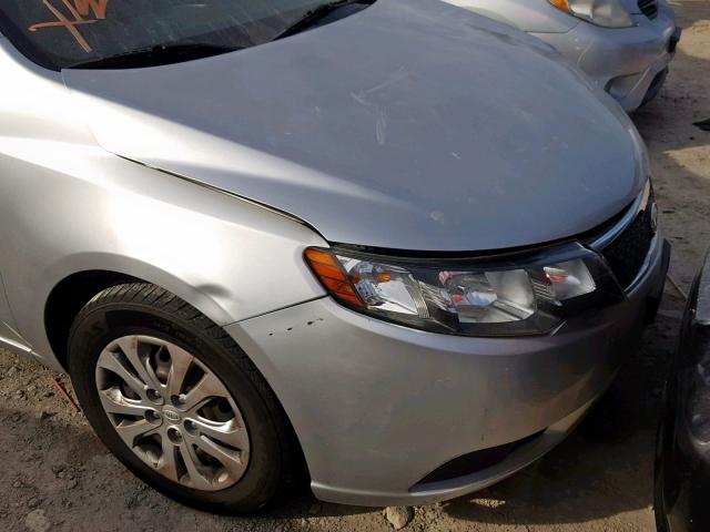 KNAFU4A2XD5730171 - 2013 KIA FORTE EX SILVER photo 9