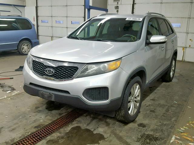 5XYKTDA20BG064155 - 2011 KIA SORENTO BA SILVER photo 2