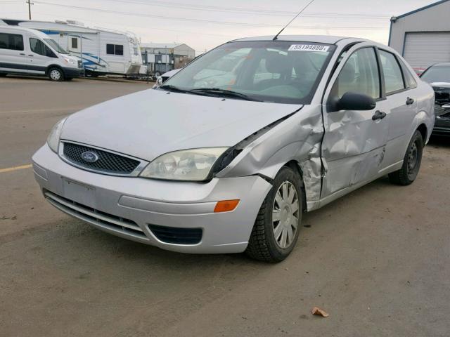 1FAFP34N55W158700 - 2005 FORD FOCUS ZX4 SILVER photo 2