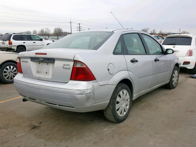 1FAFP34N55W158700 - 2005 FORD FOCUS ZX4 SILVER photo 4