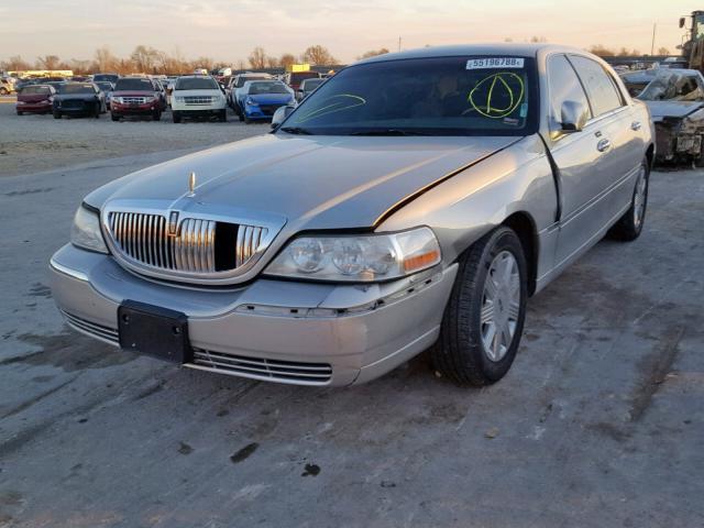 1LNHM83W84Y687253 - 2004 LINCOLN TOWN CAR U GRAY photo 2