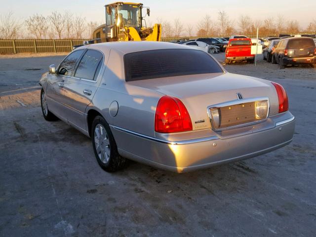 1LNHM83W84Y687253 - 2004 LINCOLN TOWN CAR U GRAY photo 3