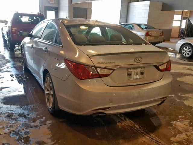 5NPEC4AC6CH413903 - 2012 HYUNDAI SONATA SE SILVER photo 3