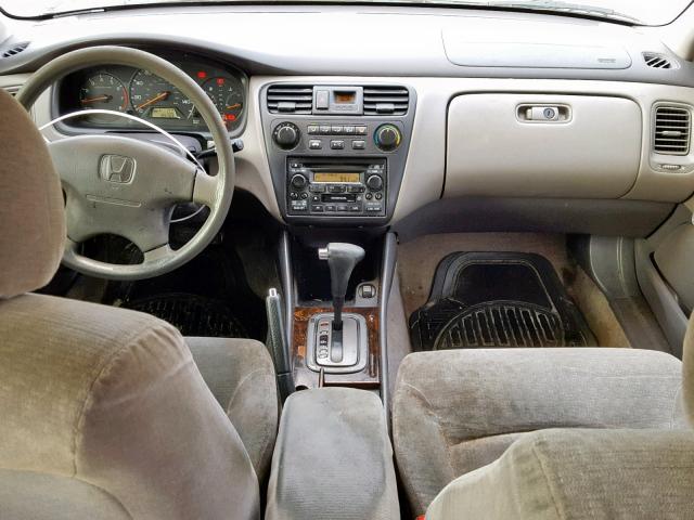 1HGCF86641A112917 - 2001 HONDA ACCORD VAL SILVER photo 9