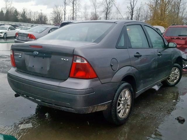 1FAFP34N45W280013 - 2005 FORD FOCUS ZX4 GRAY photo 4