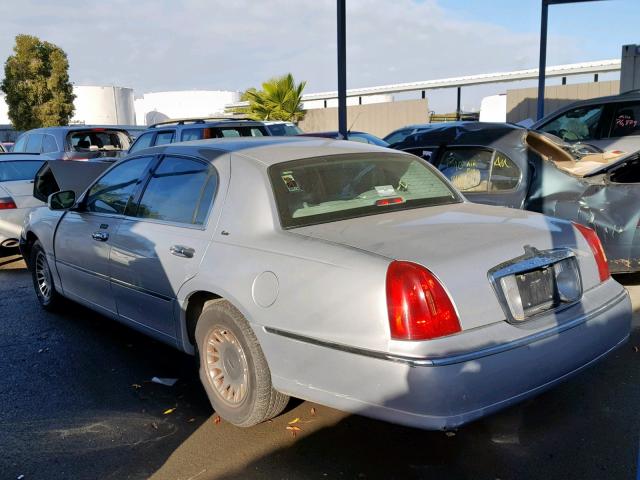 1LNHM83W6YY819321 - 2000 LINCOLN TOWN CAR C SILVER photo 3