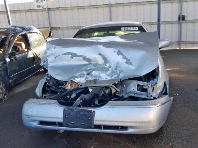 1LNHM83W6YY819321 - 2000 LINCOLN TOWN CAR C SILVER photo 9