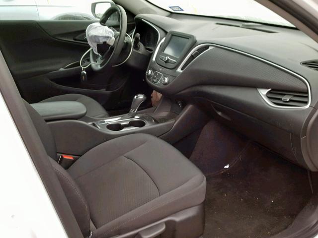 1G1ZB5ST5HF143565 - 2017 CHEVROLET MALIBU LS Ақ фото 5