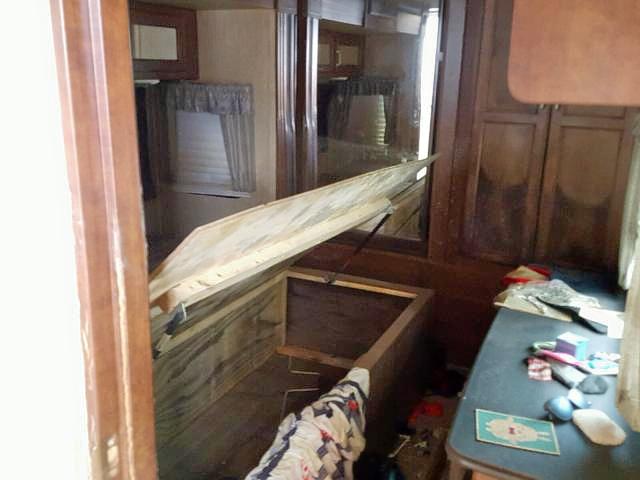 4YDT32627JB450711 - 2018 OUTB SUPERLITE WHITE photo 5