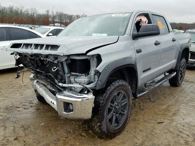 5TFDW5F19JX738885 - 2018 TOYOTA TUNDRA CRE GRAY photo 2