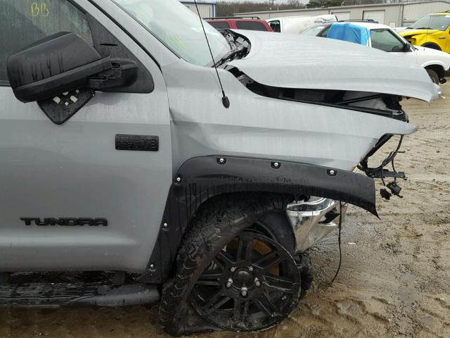 5TFDW5F19JX738885 - 2018 TOYOTA TUNDRA CRE GRAY photo 9