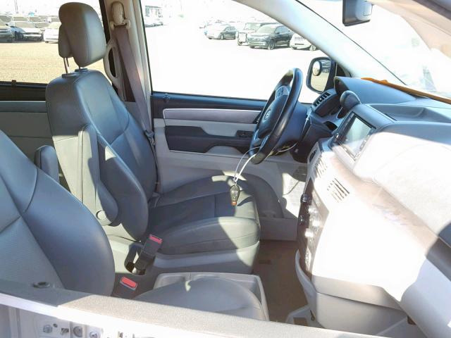 2C4RVABG9CR353923 - 2012 VOLKSWAGEN ROUTAN SE WHITE photo 5