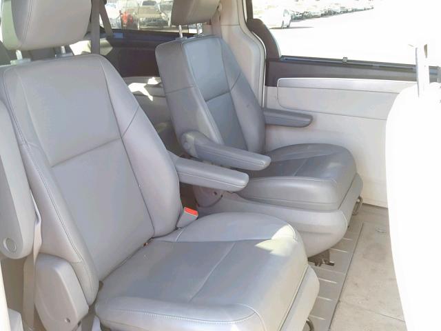 2C4RVABG9CR353923 - 2012 VOLKSWAGEN ROUTAN SE WHITE photo 6