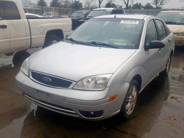 1FAFP34N56W127013 - 2006 FORD FOCUS ZX4 SILVER photo 2