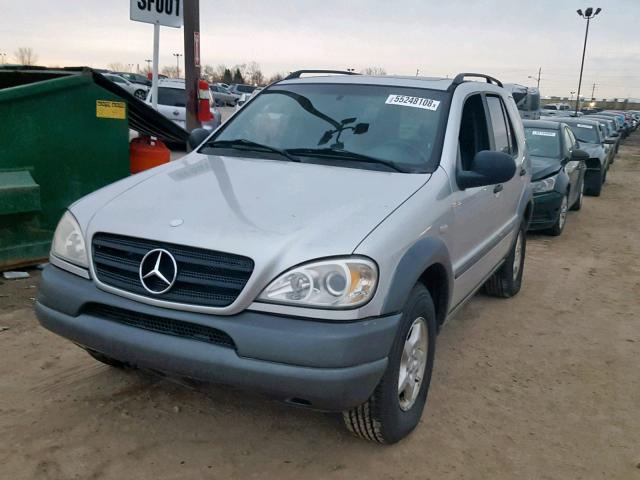 4JGAB54E8WA011439 - 1998 MERCEDES-BENZ ML 320 GRAY photo 2