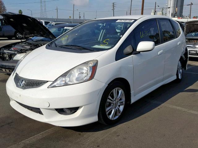 JHMGE8H59BC018026 - 2011 HONDA FIT SPORT WHITE photo 2